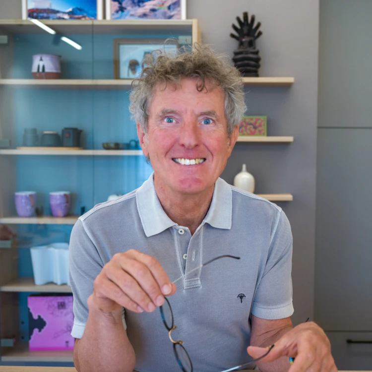 Portraitfoto von Heinz Hackl - TheMove blickt direkt in die Kamera